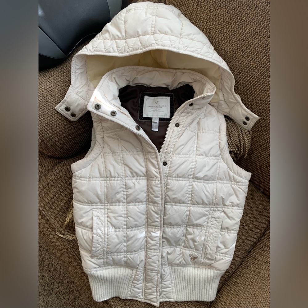 Gently Used ~American Eagle Puffer Vest ~
Size S